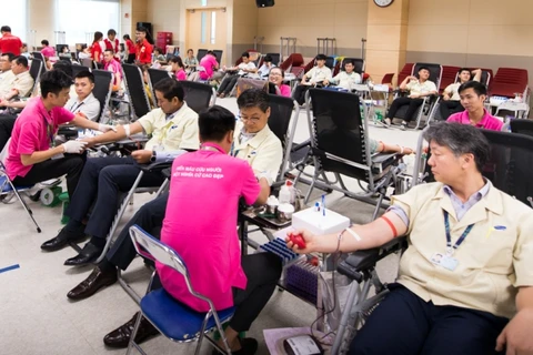 Nhân viên của Tổ hợp Samsung Việt Nam tham gia hiến máu nhân đạo. (Ảnh: PV/Vietnam+)