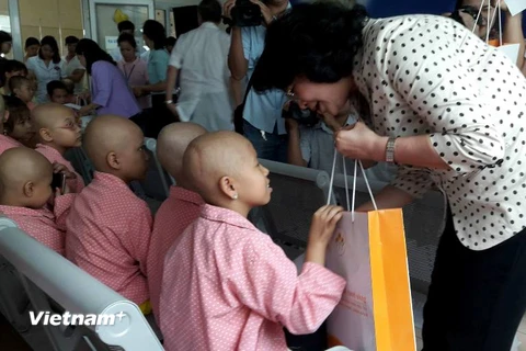 Phó Chủ tịch nước Đặng Thị Ngọc Thịnh tặng quà cho bệnh nhân mắc ung thư. (Ảnh: PV/Vietnam+)
