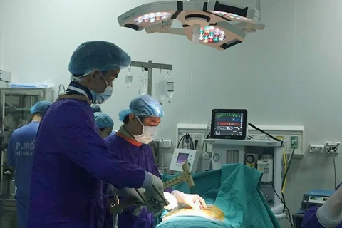 Một ca phẫu thuật chấn thương chỉnh hình được tiến hành tại Bệnh viện Hữu nghị Việt Đức. (Ảnh: PV/Vietnam+)