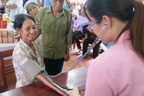 Khám bệnh cho người dân tại tỉnh Phú Thọ. (Ảnh: PV/Vietnam+)