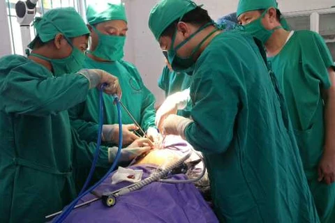 Các bác sỹ Trung tâm Y tế huyện Cô Tô tiến hành ca mổ. (Ảnh: PV/Vietnam+)