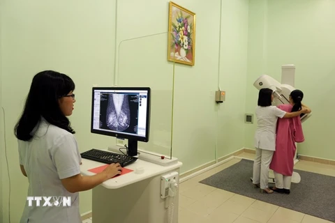 Một phụ nữ chụp nhũ ảnh để tầm soát ung thư vú. (Ảnh: Phương Vy/TTXVN)