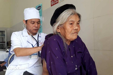 Bộ trưởng Nguyễn Thị Kim Tiến tặng quà cho trạm y tế xã ở Phú Thọ