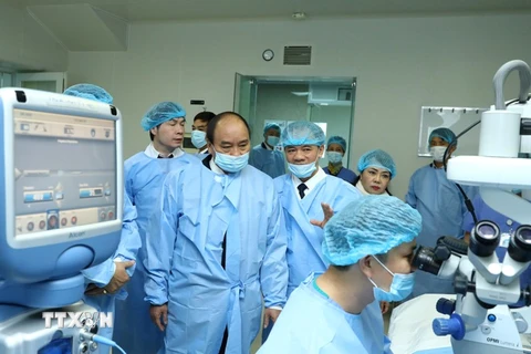 [Thủ tướng Nguyễn Xuân Phúc thăm các khoa, phòng của Bệnh viện Mắt Trung ương. Ảnh: Thống Nhất - TTXVN]