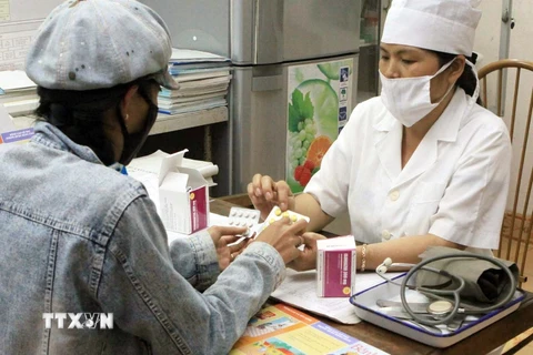 Bệnh nhân lao được quản lý, điều trị miễn phí tại trạm y tế xã Nam Cao, huyện Kiến Xương (Thái Bình). (Ảnh: Dương Ngọc/TTXVN)