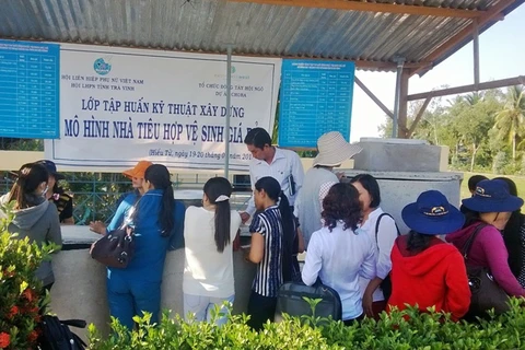 Nhiều người dân tới buổi tập huấn xây dựng mô hình nhà tiêu hợp vệ sinh. (Ảnh: PV/Vietnam+)