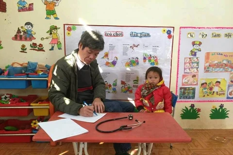 Bác sỹ Bệnh viện Nhi Trung ương khám cho trẻ em tại tỉnh Bắc Kạn. (Ảnh: PV/Vietnam+)