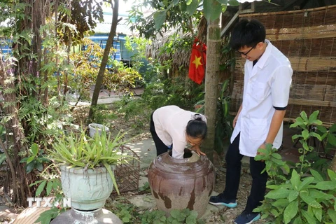 Nhân viên y tế hướng dẫn người dân cách phòng bệnh, giữ gìn vệ sinh môi trường sống. (Ảnh Hoa Mai/TTXVN)