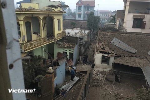 Những ngôi nhà bị tan tác do Vụ nổ gây ra. (Ảnh: PV/Vietnam+)