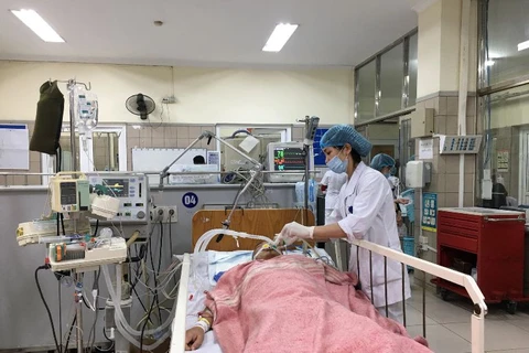 Bệnh nhân nam đang được điều trị tại Bệnh viện Bạch Mai. (Ảnh: PV/Vietnam+)
