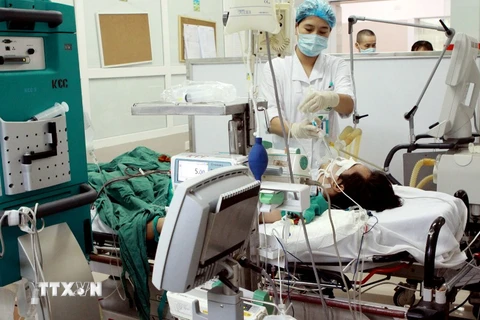 Điều trị cho một bệnh nhân tại Bệnh viện Bạch Mai. (Ảnh: Dương Ngọc/TTXVN)