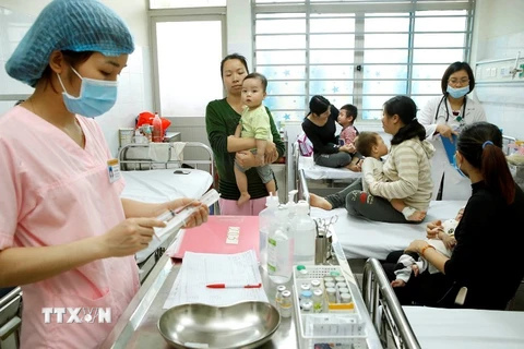 Chăm sóc điều trị cho trẻ mắc bệnh cúm tại Bệnh viện Nhi Trung ương. (Ảnh: Dương Ngọc/TTXVN)