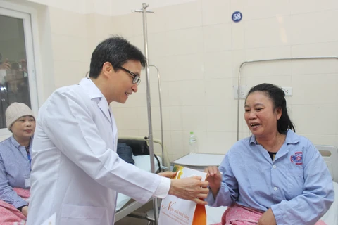 Phó Thủ tướng trao quà cho bệnh nhân đang điều trị tại Bệnh viện K. (Ảnh: PV/Vietnam+)