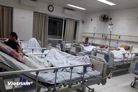 Các giường bệnh tại Khoa Ung bướu kín giường. (Ảnh: T.G/Vietnam+)