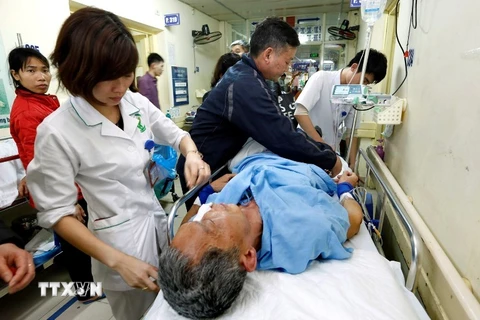 Cấp cứu cho bệnh nhân tại Bệnh viện Việt Đức. (Ảnh: Dương Ngọc/TTXVN)