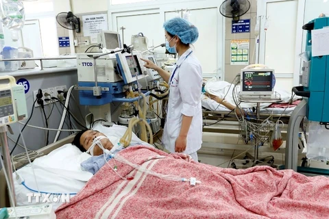 Một bệnh nhân ngộ độc đang điều trị tại Trung tâm chống độc. (Ảnh: Dương Ngọc/TTXVN)