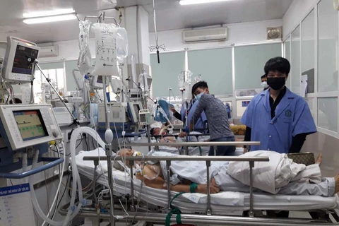 Khoa cấp Cứu Bệnh viện Bạch Mai chật kín giường bệnh sau nghỉ Tết 