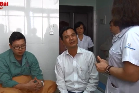 Lãnh đạo tỉnh Yên Bái thăm hỏi động viên bác sỹ bị hành hung. (Ảnh: Báo Yên Bái)