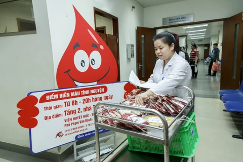 Các y bác sỹ hiến máu ở chương trình "Chào Xuân hồng 2018" 