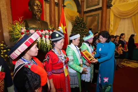 Phó chủ tịch nước Đặng Thị Ngọc Thịnh tặng quà cho các cô đỡ thôn bản. (Nguồn: EU)