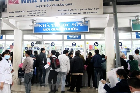 Người dân đứng xếp hàng mua thuốc tại quầy thuốc của một bệnh viện. (Ảnh: PV/Vietam+)