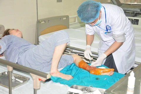 Chăm sóc bàn chân cho những bệnh nhân bị tiểu đường. (Nguồn: PV/Vietnam+)