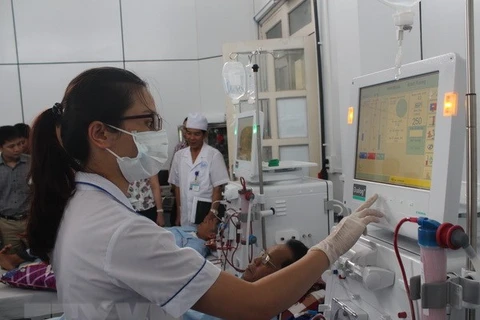 Điều dưỡng viên vận hành máy chạy thận cho bệnh nhân tại Bệnh viện đa khoa thành phố Hoà Bình. (Ảnh: Vũ Hà/TTXVN)
