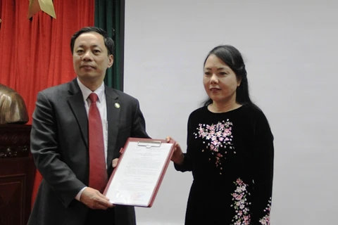 Bộ trưởng Bộ Y tế Nguyễn Thị Kim Tiến trao Quyết định bổ nhiệm Cục trưởng Cục quản lý Dược Bộ Y tế cho ông Vũ Tuấn Cường. (Nguồn: Bộ Y tế)