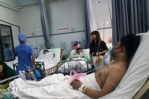 Các nạn nhân của vụ cháy đang được điều trị tại khoa cấp cứu, Bệnh viện Nguyễn Tri Phương. (Ảnh: Đinh Hằng/TTXVN)