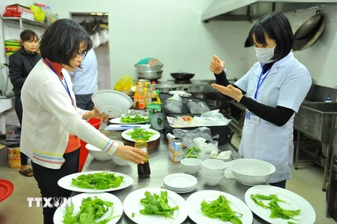 Kiểm tra an toàn thực phẩm tại khu bếp của một nhà hàng ở thành phố Ninh Bình. (Ảnh: Minh Đức/TTXVN)