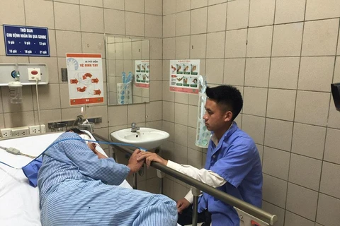 Bệnh nhân Sùng Diêu Hồng đang điều trị tại Bệnh viện Bạch Mai. (Ảnh: PV/Vietnam+)