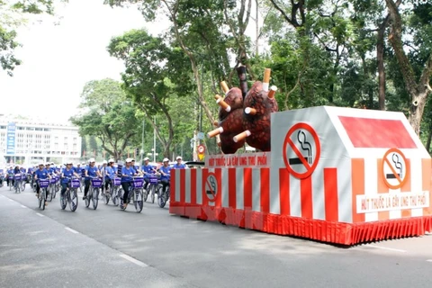 Học sinh, sinh viên tham gia đạp xe diễu hành tuyên truyền phòng, chống tác hại của thuốc lá. (Ảnh: Phương Vy/TTXVN)