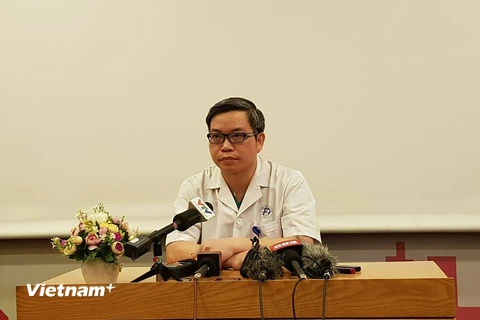 Lãnh đạo Bệnh viện Xanh Pôn trả lời trong cuộc họp. (Ảnh: PV/Vietnam+)