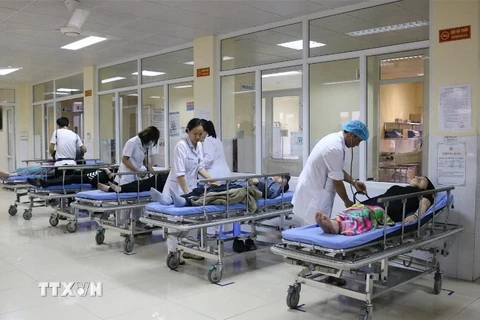 Cấp cứu cho các bệnh nhân tại bệnh viện Việt Nam-Thụy Điển. (Ảnh: Trung Nguyên/TTXVN)