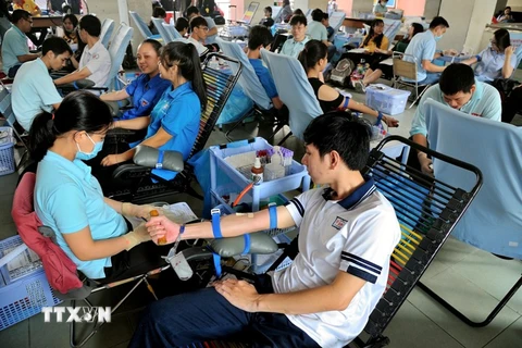 Sinh viên tại Thành phố Hồ Chí Minh tham gia hiến máu. (Ảnh: Phương Vy/TTXVN)