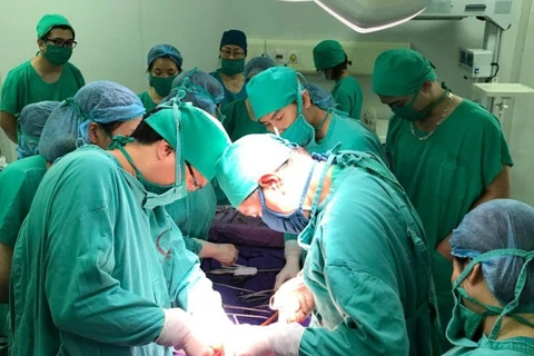Các bác sỹ tiến hành phẫu thuật cho bệnh nhân. (Ảnh: PV/Vietnam+)