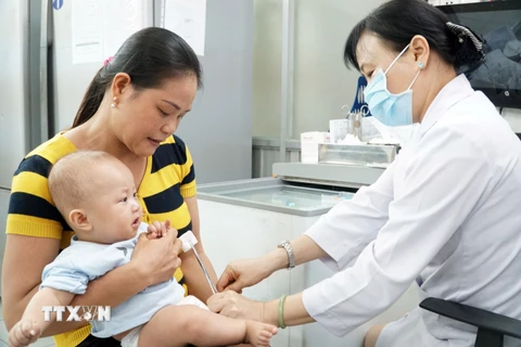Trẻ tiêm ngừa vắcxin Quinvaxem tại Viện Pasteur Thành phố Hồ Chí Minh. (Ảnh: Phương Vy/TTXVN)
