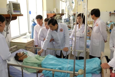 Đại diện Bộ y tế thăm bệnh nhân trong vụ tai nạn đang điều trị. (Ảnh: PV/Vietnam+)