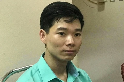 Bác sĩ Hoàng Công Lương chia sẻ cùng phóng viên VietnamPlus sau phiên tòa 7/5 bị hoãn. (Ảnh: PV/Vietnam+)