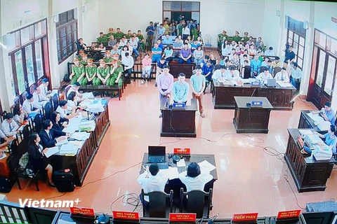 Toàn cảnh phiên tòa trong phiên xét xử sáng 15/5. (Ảnh: PV/Vietnam+)