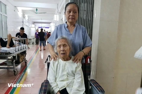 Cụ bà 103 tuổi tên Lê Thị Tiến ngồi trên xe đến bệnh viện tái khám. (Ảnh: T.G/Vietnam+)