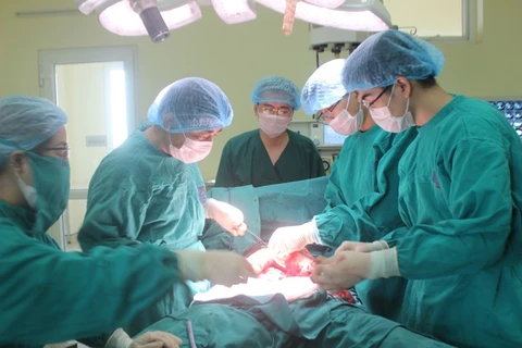 Ca phẫu thuật cắt bỏ khối u cho bệnh nhân. (Ảnh: PV/Vietnam+)