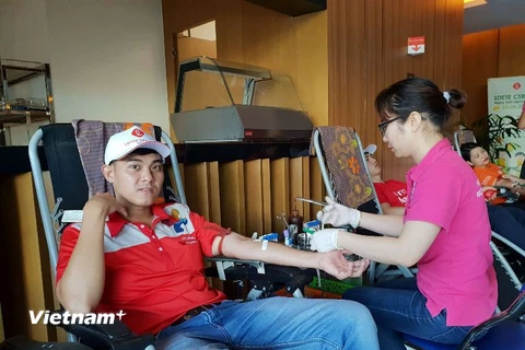 Nhân viên của Lotte tham gia hiến máu tại ngày hội. (Ảnh: T.G/Vietnam+)