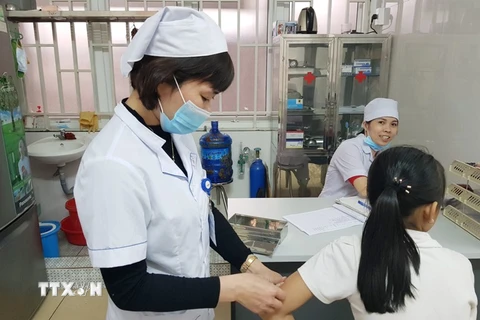 Tiêm phòng bệnh dại cho bệnh nhân bị chó cắn tại Trung tâm kiểm soát bệnh tật Thái Nguyên.