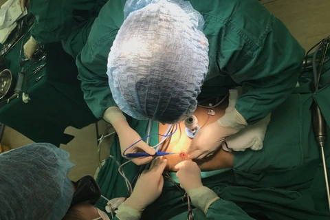 Các bác sỹ tiến hành phẫu thuật nội soi 3D - 1 lỗ cho nam bệnh nhân. (Ảnh: PV/Vietnam+)