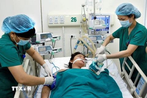 Nhân viên y tế chăm sóc điều trị cho bệnh nhân viêm não mô cầu tại Bệnh viện Bệnh Nhiệt đới Trung ương. 