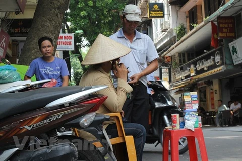 Kinh doanh thuốc lá trên phố Bảo Khánh, quận Hoàn Kiếm. (Ảnh: Minh Sơn/Vietnam+)