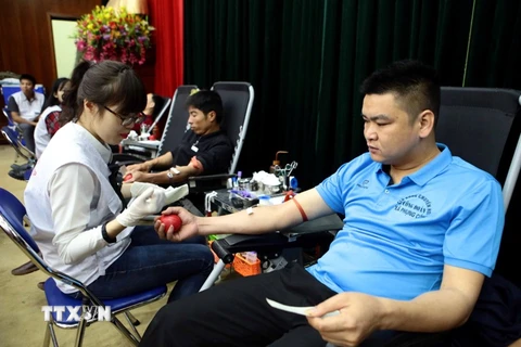 Người dân huyện Văn Giang hiến máu tình nguyện tại ngày hội. 