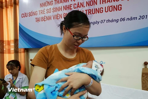 Chị V.T.D và bé Đ. (Ảnh: PV/Vietnam+)