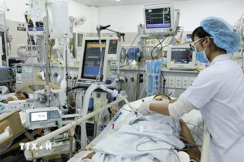 Cấp cứu cho bệnh nhân tại Bệnh viện Bạch Mai. (Ảnh: TTXVN/Vietnam+)